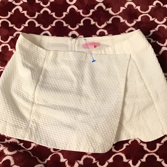 Lily Pulitzer cream Textured Skort(small), sexy but classy!! - Picture 3 of 5